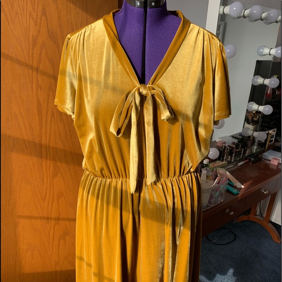 Dresses & Skirts - Gold/mustard velvet dress 3x